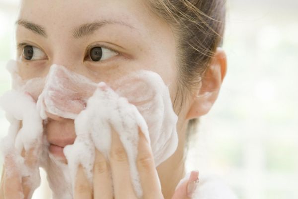 Rửa mặt buổi sáng giúp làm sạch da khỏi bụi bẩn từ gối và chăn nệm