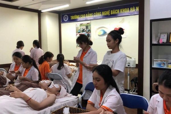 Sinh viên ngành chăm sóc sắc đẹp truòng cao đẳng công nghệ Bách Khoa Hà Nội trong giờ thực hành