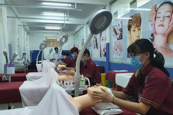 Trường Trung cấp Nguyễn Tất Thành cũng có các khoá học chăm sóc sắc đẹp