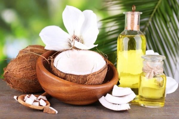 Trong dầu dừa có chứa rất nhiều dưỡng chất có lợi cho làn da