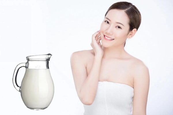 Sữa tươi chứa nhiều vitamin làm mềm da