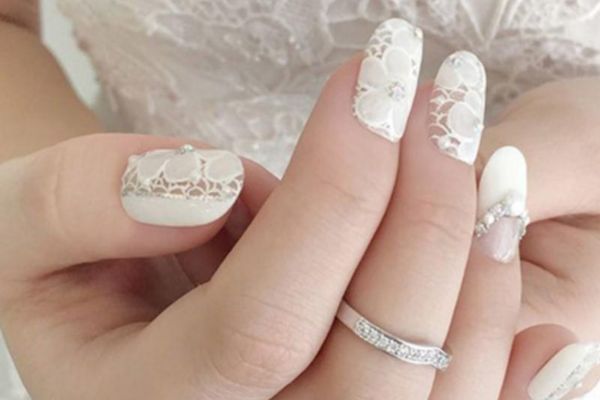 Họa tiết ren cổ điển được ứng dụng thành công trong các mẫu nail dành cho cô dâu