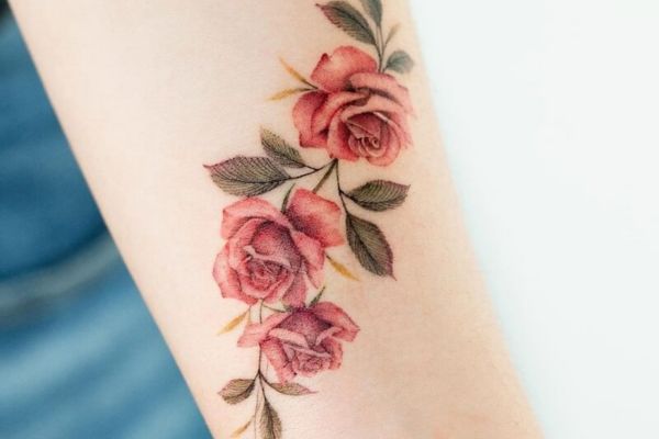 Hình xăm hoa hồng ở cánh tay