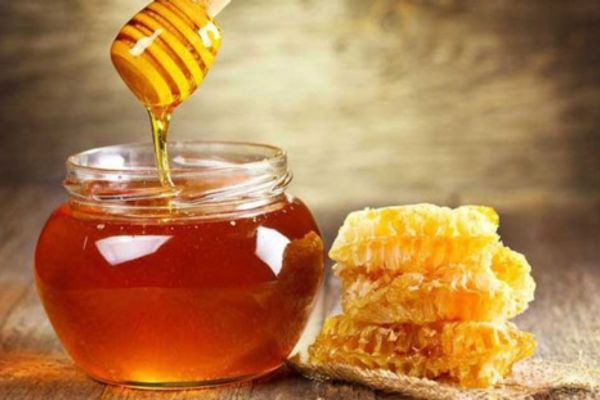 Cách giảm thâm môi bằng mật ong nguyên chất