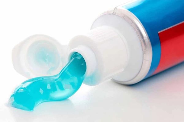 Kinh nghiệm tẩy da chết môi bằng kem đánh răng