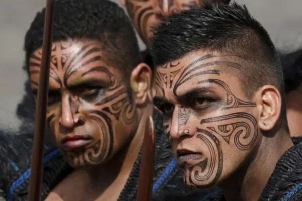 Hình tattoo maori ở mặt, cằm