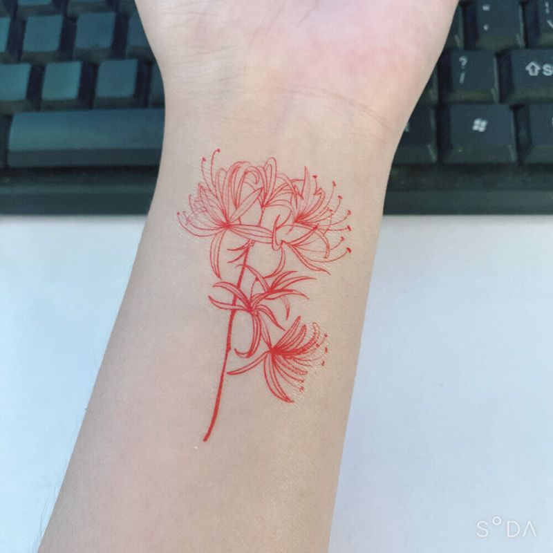 Mẫu tattoo hoa bỉ ngạn đơn giản và nhẹ nhàng trên cổ tay
