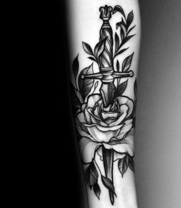 Hình xăm hoa hồng đen ở cánh tay đẹp