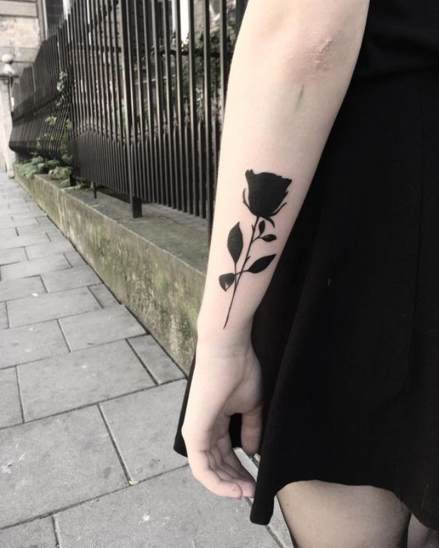 Hình xăm hoa hồng đen ở cổ tay tinh tế, nhỏ nhắn