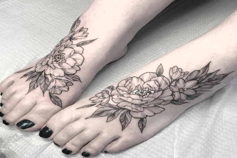Xăm hoa mẫu đơn đen trắng đơn giản và đẹp mắt ở mu bàn chân