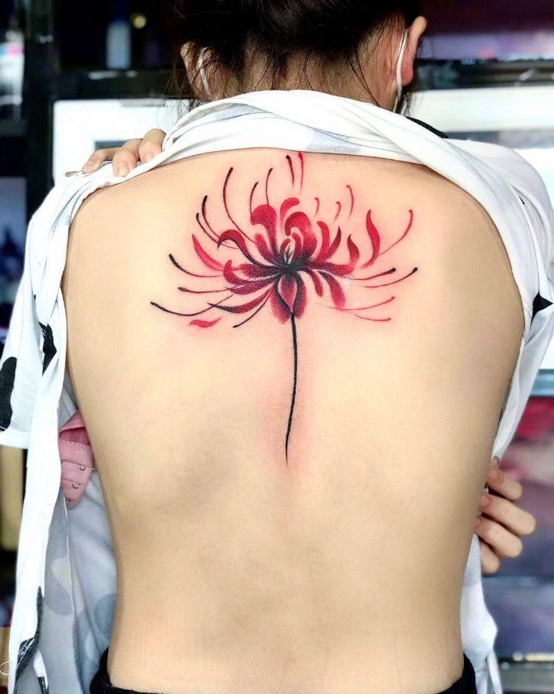 Những hình tattoo hoa bỉ ngạn ở lưng thường mang có màu đỏ chủ đạo để nổi bật sự quyến rũ